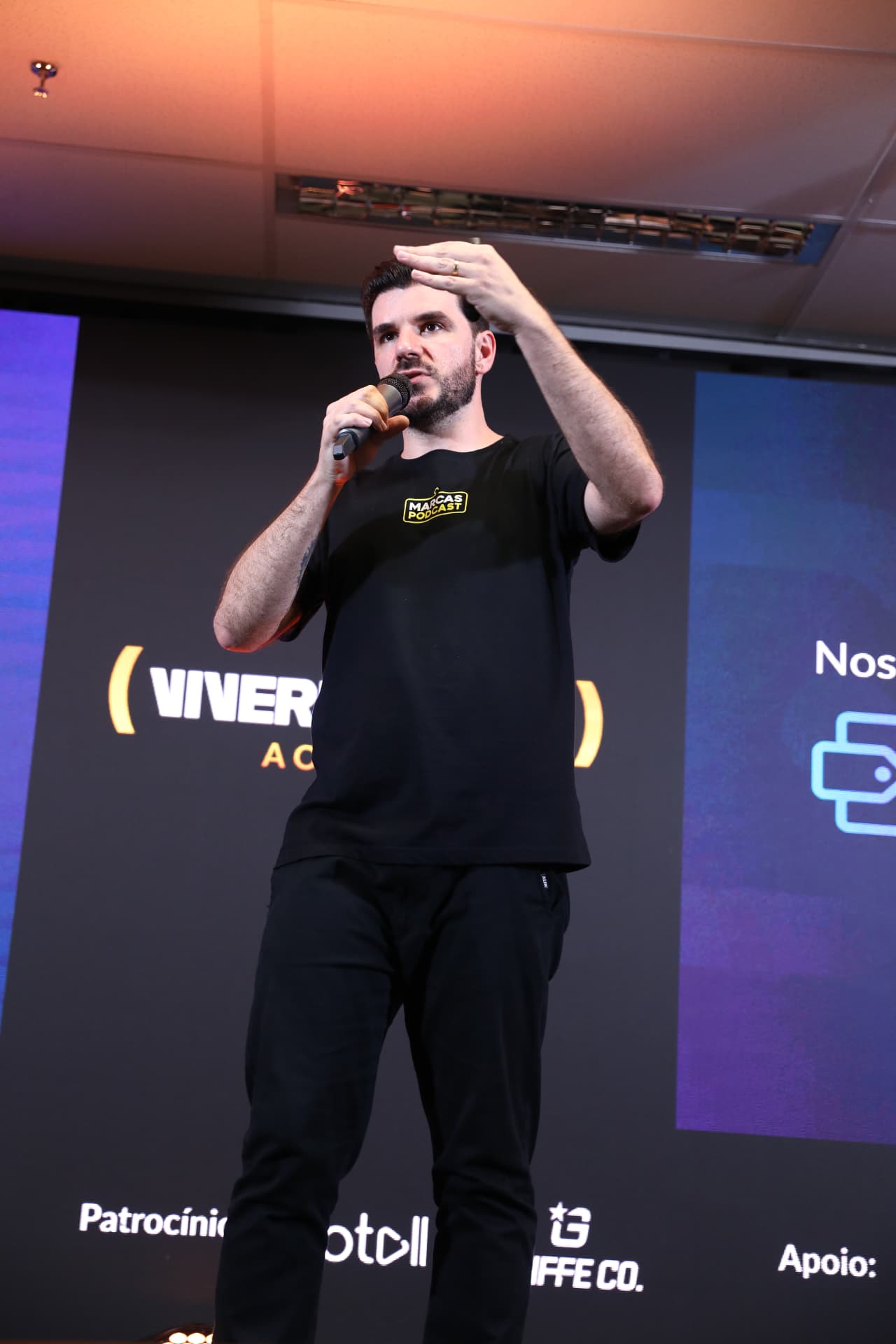 Jesué Tomé palestrando em um evento para lojistas